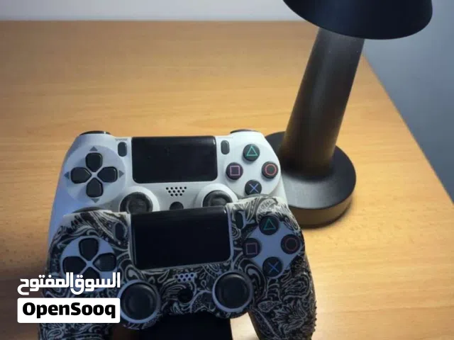 يدتين تحكم سوني 4 مستخدم