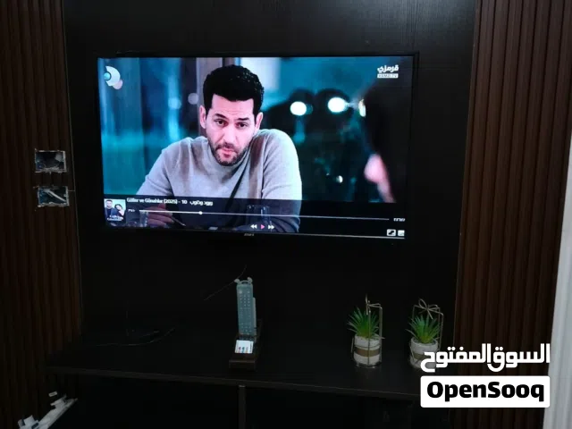 خشبة ديكور //رف تلفزيون خشبي باللون الغامق بحالة ممتازة  خشب لمينيت بدون التلفاز