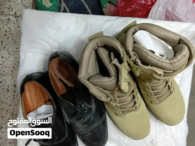 أحذية وبوط مقاسات مختلفة للببع