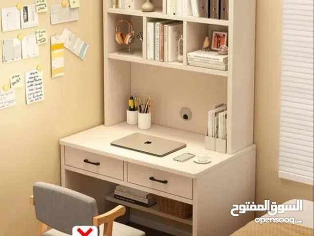 مكتب دراسة بتصميم عصري عملي أرفف علوية متعددة لترتيب الكتب والإكسسوارات