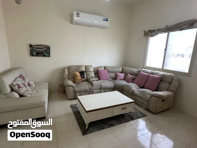 شقه للإيجار شامل مع الماء وكهرباء مفروشة في سند