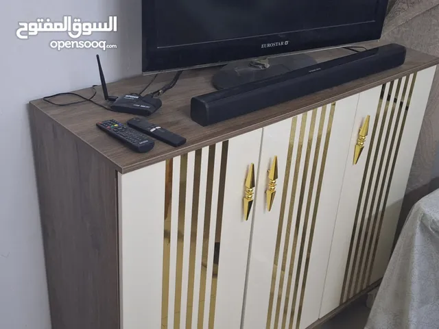 اثاث مستعمل . تلفزيون ومكبر صوت وجزامة