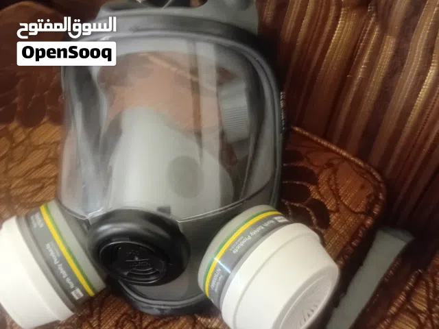خوذت وجه تستخدم اثناء رش الغازات او الموبيدات الحشريه او دهان يوجد فيها فلاتر لفلترت الهواء
