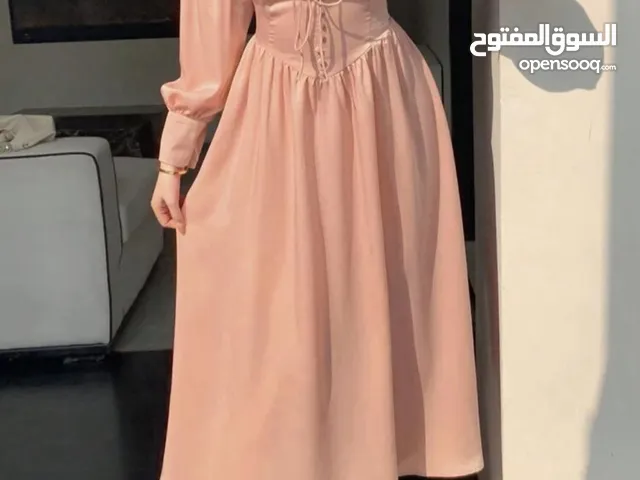 ملابس DAZY فستان نسائي ماكسي بخصر مطوي وحزام وربطة عنق :