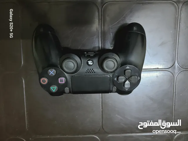 يد بلايستيشن 4 اصليه مستعمله بحاله الوكاله معها كفر