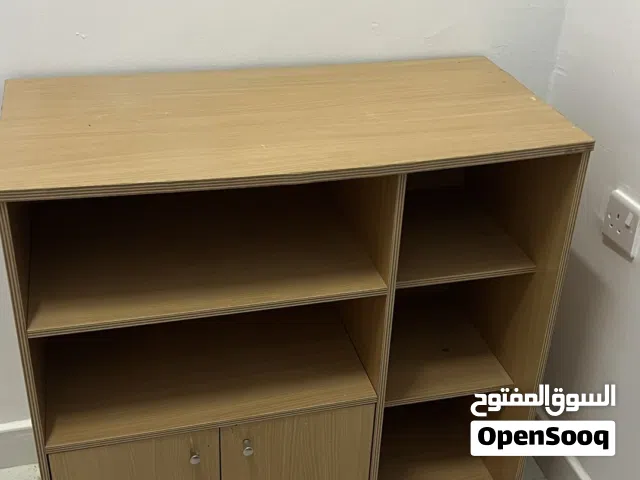 مكتبة متوسطة الحجم للتخزين