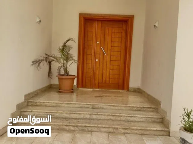 فيلا للبيع في عين زارة طريق المشتل مقسم شمسي تشطيب حديث داخل مقسم مغلق بالبوابة