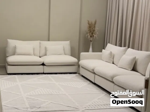 كنب صالة بحالة ممتازة Off-white Sofa