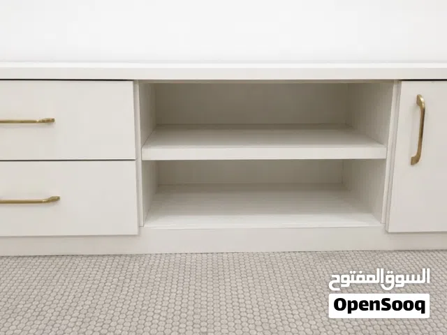طاولة تلفزيون مودرن بيضاء بحالة ممتازة (أنيقة وعملية)