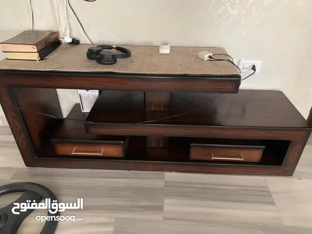 طاولة تلفزيون خشبية مع زجاج – تصميم عصري وحالة ممتازة