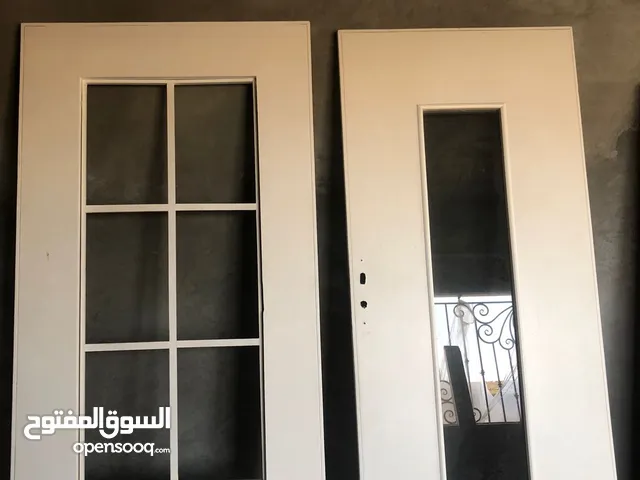 ابواب خشب عدد 7تفصيل مش تجاري لم يتم تركيبهم ولم يستخدمو 6بدون حلوق واحد منهم مع الحلق اقرأ التفاصيل