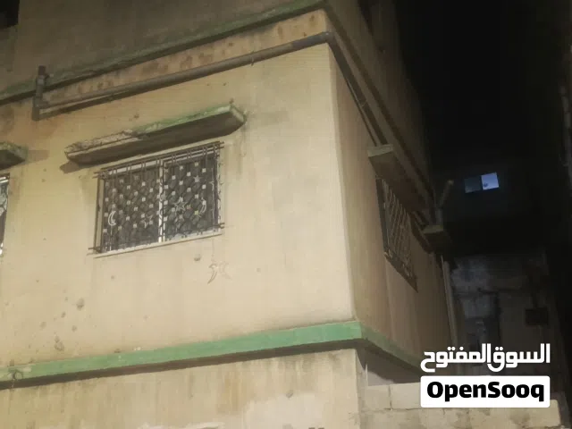 منزل للبيع مكون من ثلاث شقق كل شقه مدخل لحال وساعه مي وكهرباء لحال منزل نظام قديم