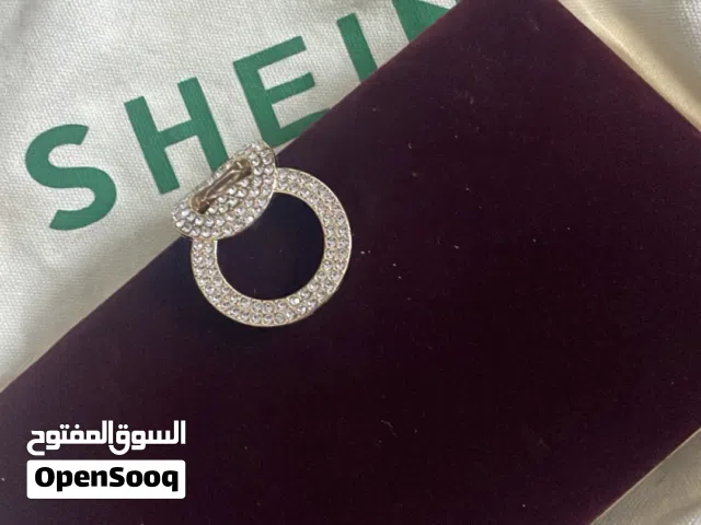شنتة شي ان جديدة جبتها وطلعت مو لابقة عالكندرة الشنتة جديدة وصلتني قبل اكم يوم