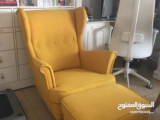 كرسي ايكيا لون أصفر ذو قاعدة للرجل