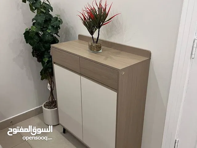 خزانة أحذية مودرن بالوانها الجذابة وسعتها التخزينية تحتوي على 3رفوف و2أدراج مع سطح لامع