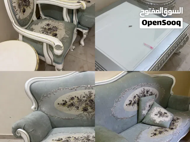 للبيع طقم كنب كلاسيكي فاخر مع الطاولات