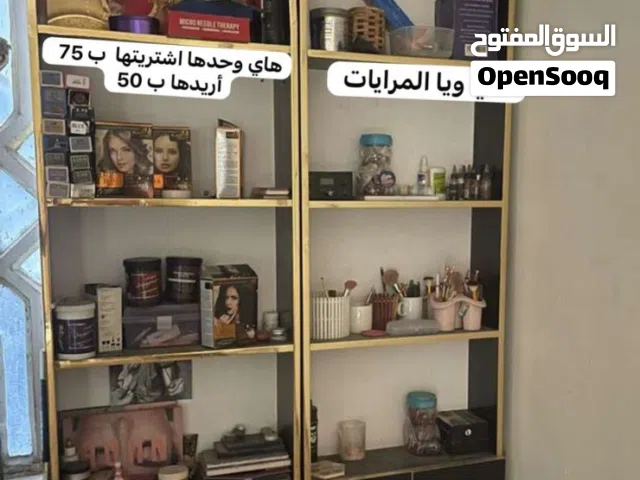 رفوف مع مرايا