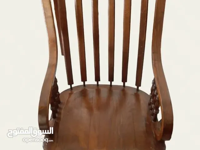 كرسي هزاز انتيكا مصنوع من خشب الجوز