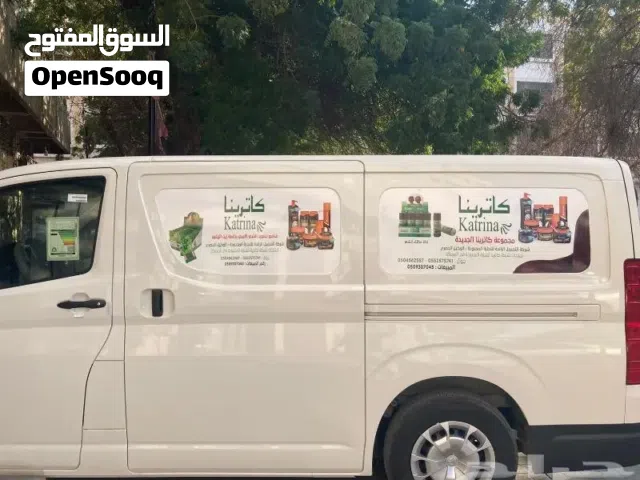 طباعة وتركيب استيكرات سيارات شاحنات جدار