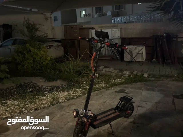 سكوتر للبيع نضيف وجيد وحتاج له شاحن و شغله بصيطه ب 3 الشغله