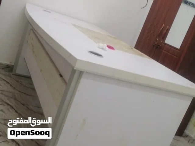 مكتب ابيض كبير الحجم