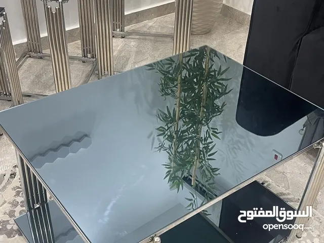 طاولة ومعاها ثلاث قطع للبيع قابل نقاش
