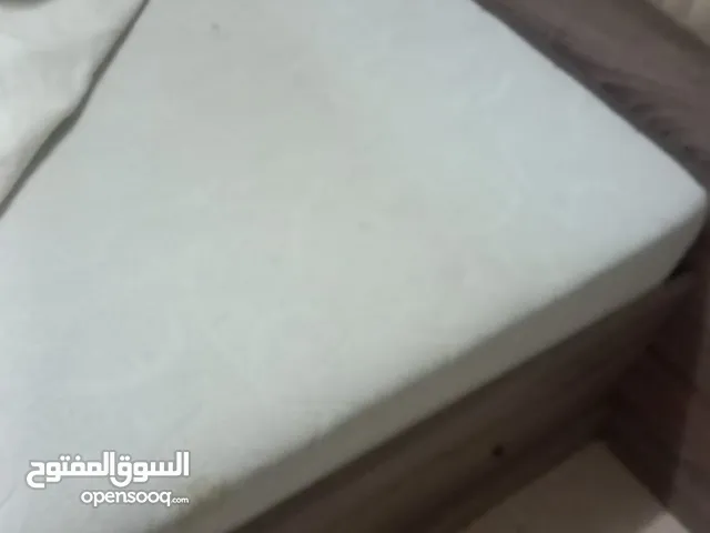 تخت مجوز مع برادي مع فرشه بوند
