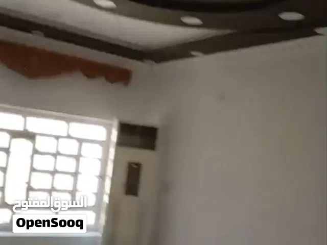 بيت طابقين على شارع سايدين شبه مؤثث