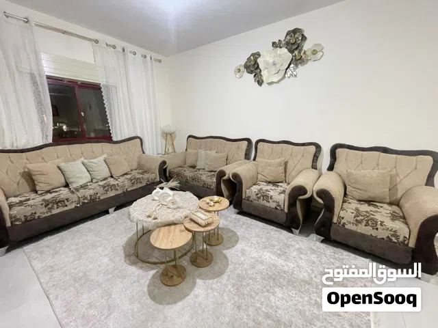 طقم كنب 7 مقاعد مع طاولة وسط  وفرش للكنب مستعمل ل4 سنوات حالة جيدة خشب زان لا يوجد اي خدش او ضرر