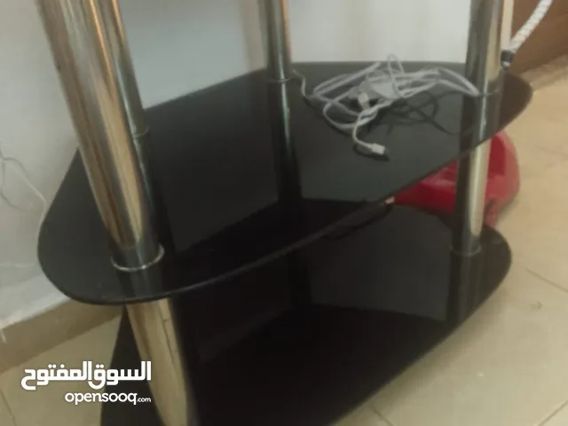 طقم كنب 9 مقاعد بحاله جيده مع طاوله تلفاز زجاج