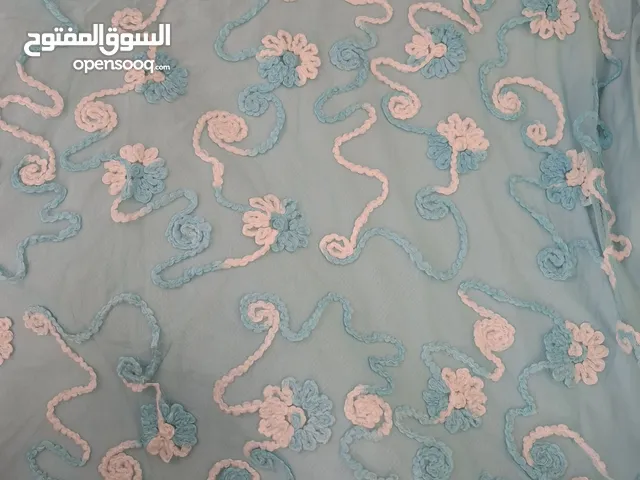 ستائر 4 قطع كل قطعه متر ونص يعني المجموع 6 امتار