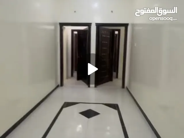 ثلاث غرف وحمامين ومطباخ يوجد الدينا شقق لوكس وفاخره