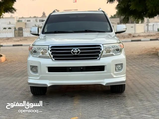 تويوتا لاند كروزر موديل 2015 GXR الجيل الستين لون ابيض داخل بيج فول اوبشن صبغ وكاله