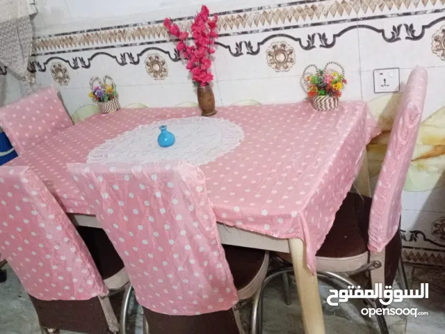 طاولة طعام مع اربع كراسي للبيع