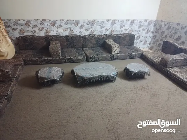 جلسه عربية اسفنج ضغط 18 مع طاولات خشب مع سجاده خمسة باربعه ونص متر بحالة الوكالة.