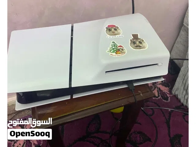 بلاستيشن 5 للبيع معها يدتين الأصليه . واربع سيديات . ومعها شنتتها الأصليه . الجهاز بحاله الوكاله .