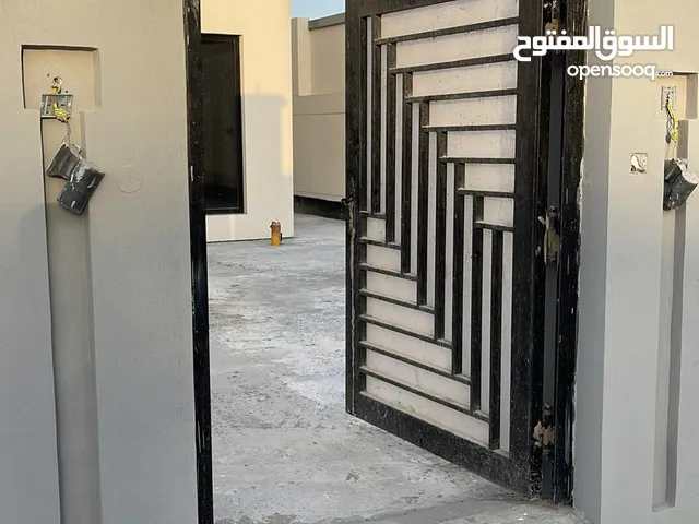 باب حديد خارجي نظيف  الطول 190 العرض 140 الوزن لا يقل عن 150 كيلو