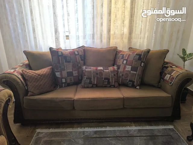 طقم كنب ب 7 مقاعد حالة ممتازه خشب زان ثقيل تفصيل لون بني عسلي مع الكوشن هولو مريح جدا بحالة ممتازه