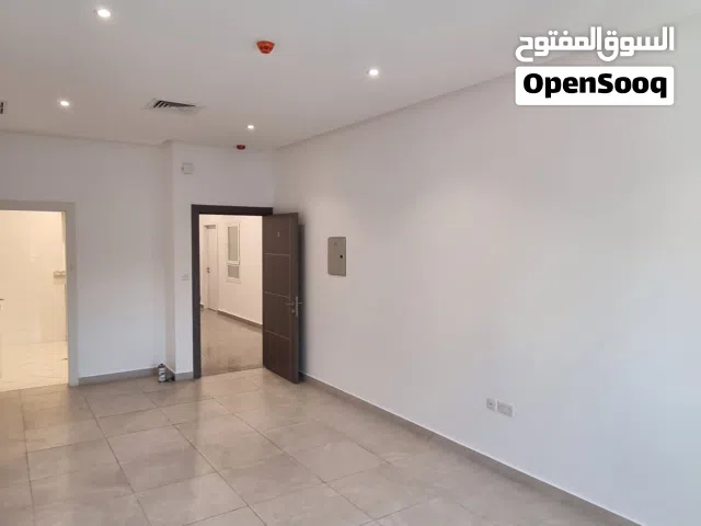 للايجار دور تجاري بموقع مميز بابو حليفة مساحتة 317 متر يصلح سبا رجالي او صالون واكثر من نشاط تجاري