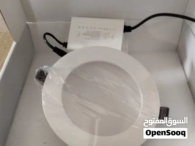 لمبات LED وثريات في السقف