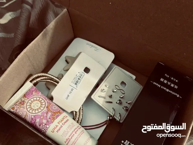 بوكس يحتوي على مكياج وعطور ومواد عنايه واضافر واكسسوارت فضه وبرازيلي. بسعر 10الاف بس