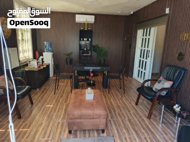 (الرجاء عدم تدخل أصحاب المكاتب ) جزء من شقة للايجار للاستخدام التجاري تقع على شارع الأردن مباشرة
