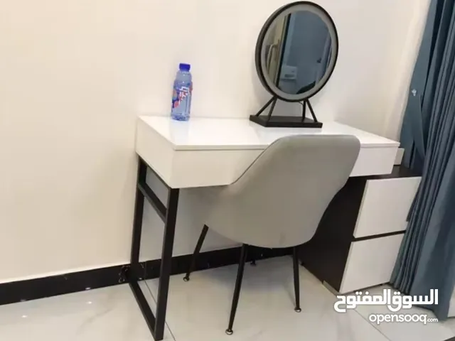 تسريحة مودرن مع خزانة جانبية – لمسة فخامة لغرفتك!  ترتيب وأناقة بمساحة مثالية  تصميم عصري بسيط، يض