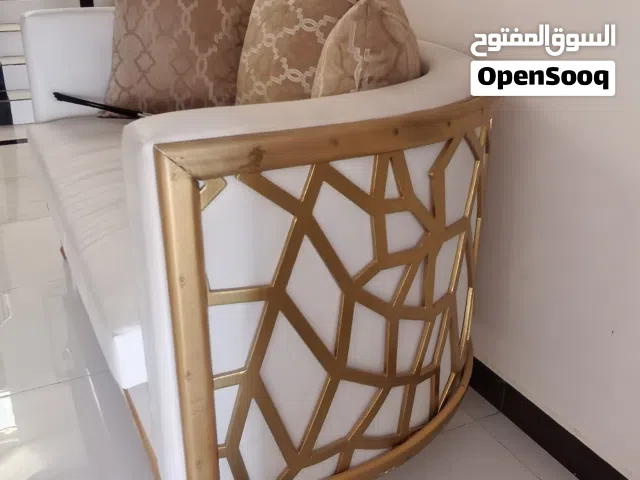 لبيع كنب شبه جديد وبحاله جيدة بسعر 60 ورف بحاله جيده ولا يوجد فيهن مشكله 60