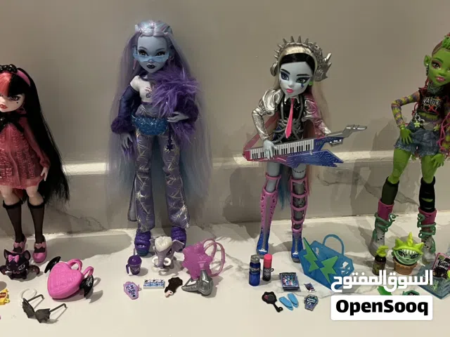 دمى Monster high و Rainbow high ( للبيع ) مع الإكسسوارات