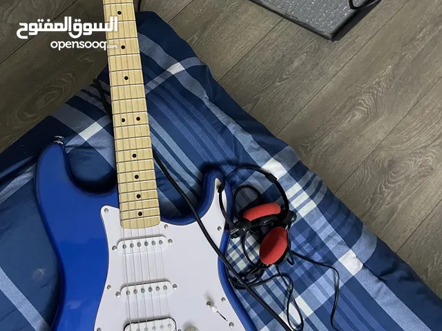 للبيع غيتار كهربائي شبه جديد! Squier Stratocaster HSS Pack