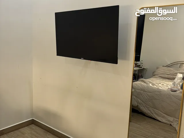 تلفزيون جديد 48 إنش استعمال يومين  ومعاه كفالة سنة