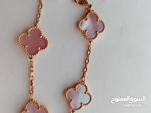 اسواره مطلية بالذهب فضه شكل ملفت وجذاب ومكتوب عليها