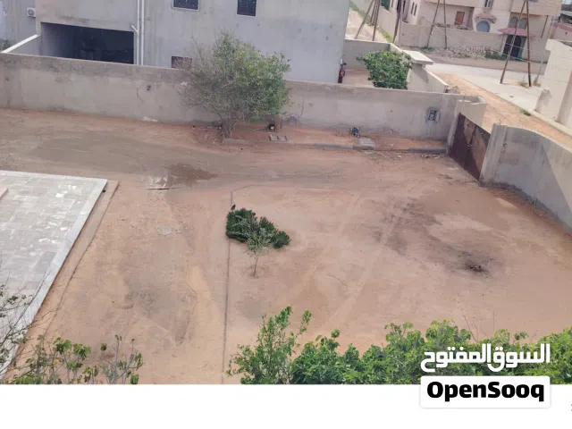 فيلاء على دورين وملحق خارجي