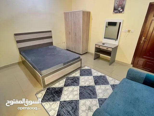 استديو مؤثث بالكامل في الخوير موقع مميز جدا وقريب الخدمات